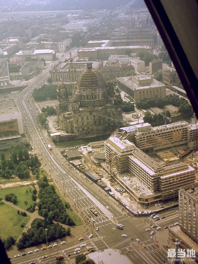 老照片：1979年鸟瞰德国首都柏林，高楼林立、汽车成排-3.jpg