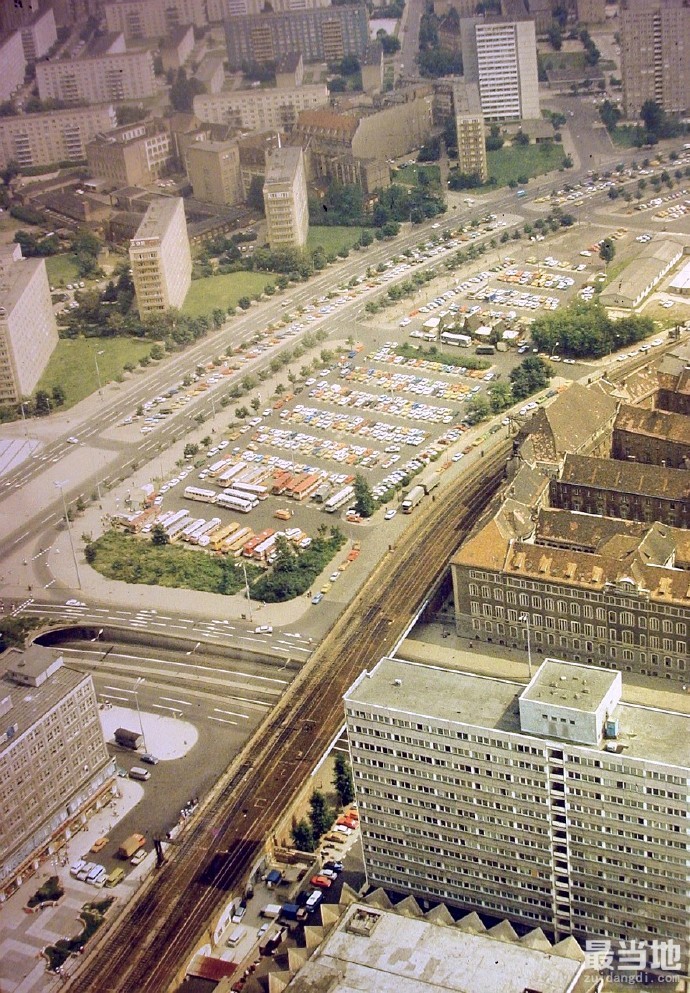 老照片：1979年鸟瞰德国首都柏林，高楼林立、汽车成排-8.jpg
