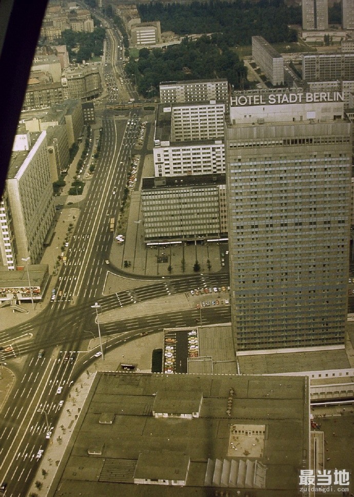 老照片：1979年鸟瞰德国首都柏林，高楼林立、汽车成排-7.jpg