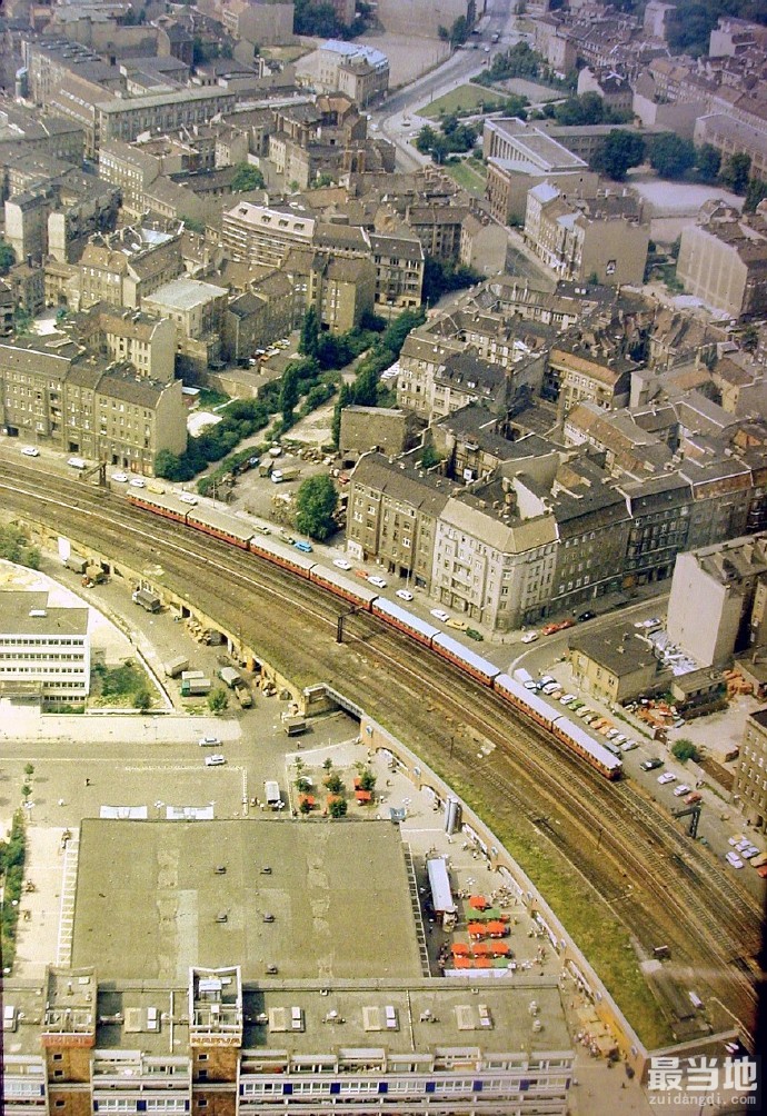 老照片：1979年鸟瞰德国首都柏林，高楼林立、汽车成排-5.jpg