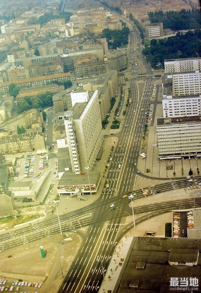 老照片：1979年鸟瞰德国首都柏林，高楼林立、汽车成排-6.jpg