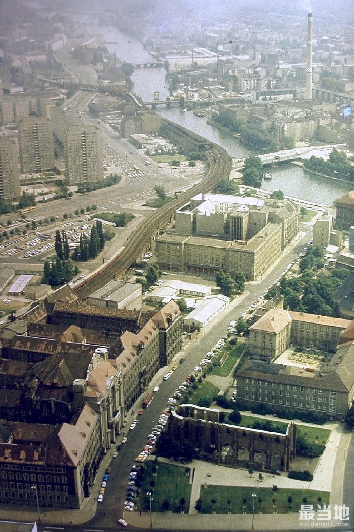老照片：1979年鸟瞰德国首都柏林，高楼林立、汽车成排-9.jpg
