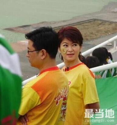 看完康辉妻子，再看看白岩松妻子，她年轻时好美，有名的模范夫妻-6.jpg