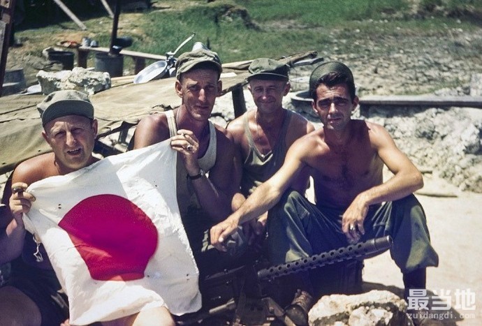 老照片：1945年攻占日本冲绳岛的美军士兵-1.jpg