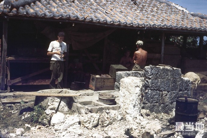 老照片：1945年攻占日本冲绳岛的美军士兵-2.jpg