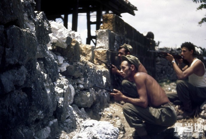 老照片：1945年攻占日本冲绳岛的美军士兵-4.jpg