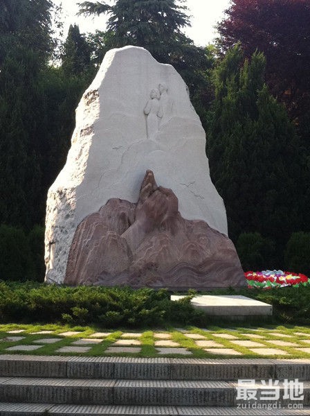 实拍王光美墓地现状，仿照武则天无字碑设计，与丈夫塑像遥遥相望-1.jpg