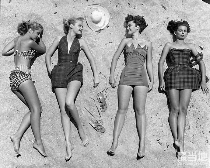 老照片：1950年美国佛罗里达州，海滩上的时尚女性-1.jpg