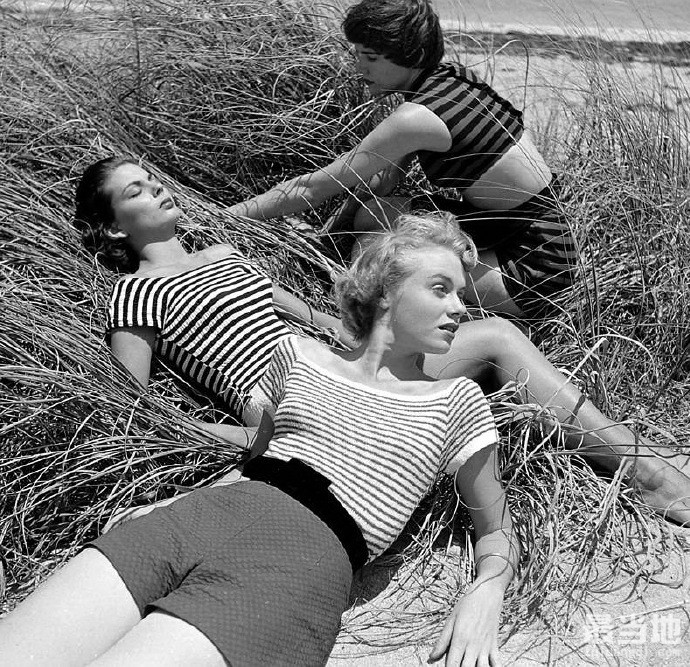 老照片：1950年美国佛罗里达州，海滩上的时尚女性-3.jpg