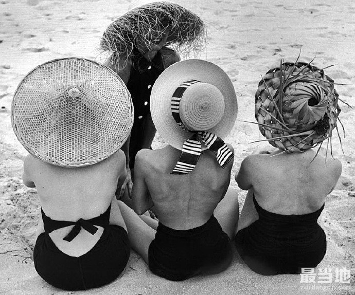 老照片：1950年美国佛罗里达州，海滩上的时尚女性-2.jpg