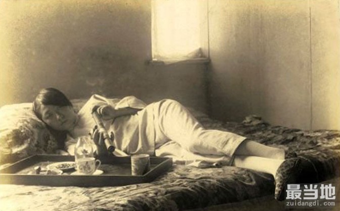 直击清朝末年百姓的生活状况，女子躺在床上抽大烟慵懒妩媚-4.jpg