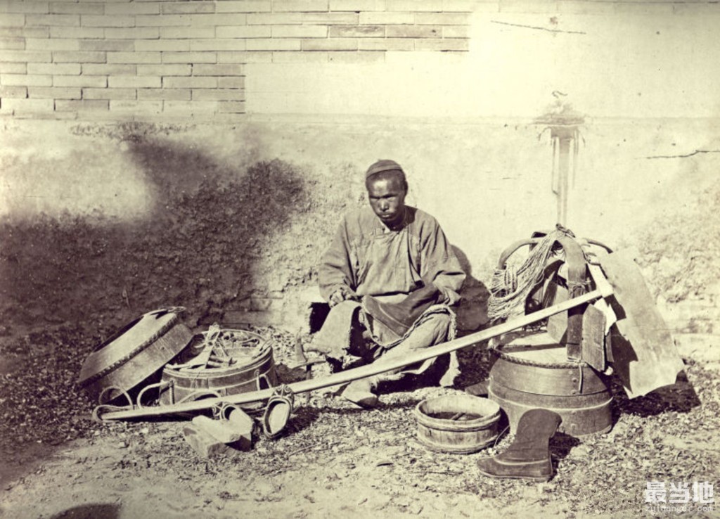 直击清朝末年百姓的生活状况，女子躺在床上抽大烟慵懒妩媚-6.jpg