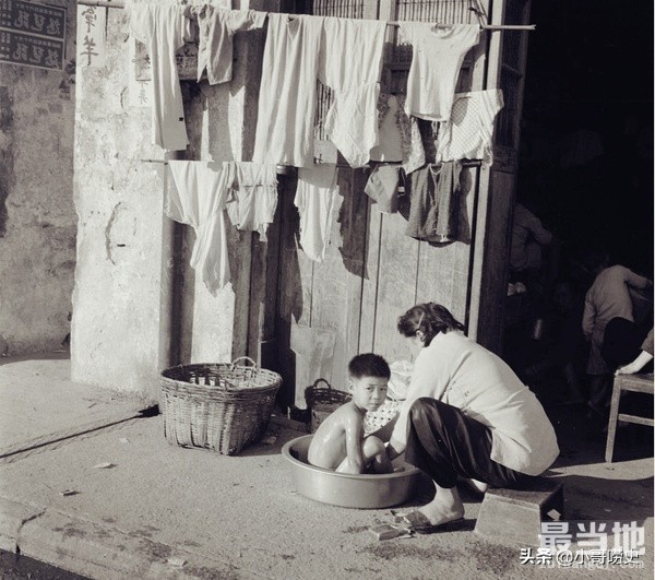 直击1955年香港的老照片：人们淳朴勤劳，最后一张小孩很可爱-15.jpg