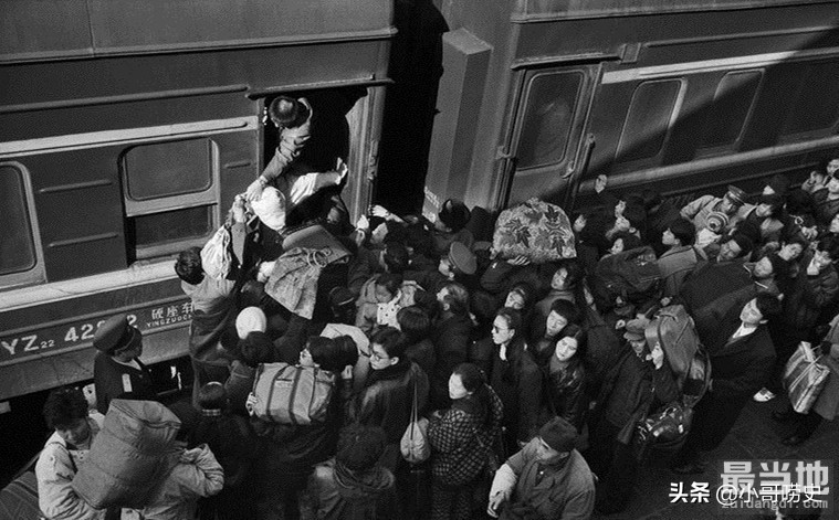 直击八九十年代火车上的旅客：与今天火车上的众生相一样吗？-1.jpg