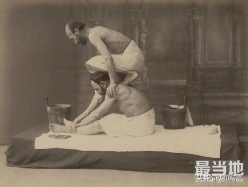 老照片：19世纪末格鲁吉亚东方浴场男人做SPA-1.jpg