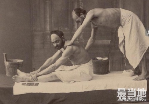 老照片：19世纪末格鲁吉亚东方浴场男人做SPA-4.jpg