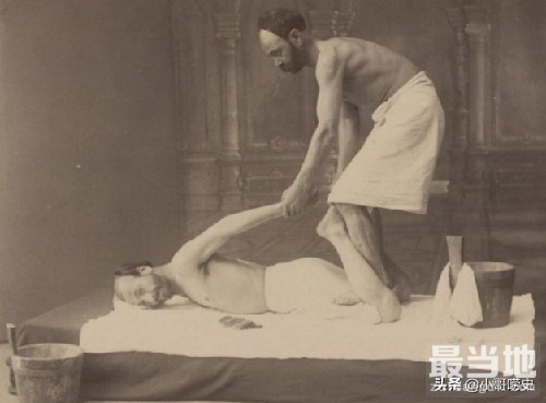 老照片：19世纪末格鲁吉亚东方浴场男人做SPA-5.jpg
