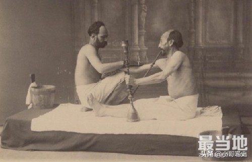 老照片：19世纪末格鲁吉亚东方浴场男人做SPA-8.jpg