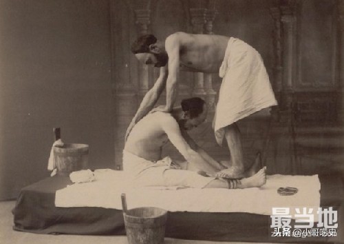 老照片：19世纪末格鲁吉亚东方浴场男人做SPA-6.jpg