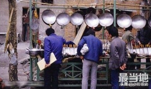 老照片：80年代大街上的小商贩-7.jpg