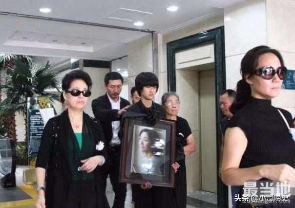 43岁患癌去世 瞒病情与老公离婚 临终病榻前无一人 葬礼许晴泪崩-3.jpg