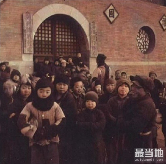 老照片：北京广济寺向穷苦百姓施粥活动（约1940年）-1.jpg