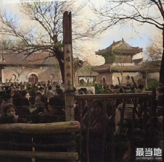 老照片：北京广济寺向穷苦百姓施粥活动（约1940年）-2.jpg
