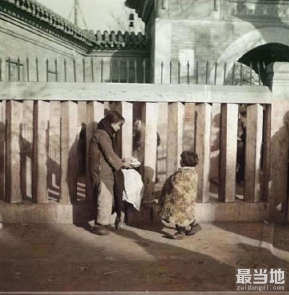 老照片：北京广济寺向穷苦百姓施粥活动（约1940年）-9.jpg