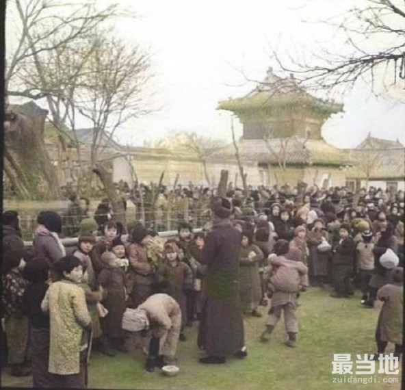 老照片：北京广济寺向穷苦百姓施粥活动（约1940年）-3.jpg