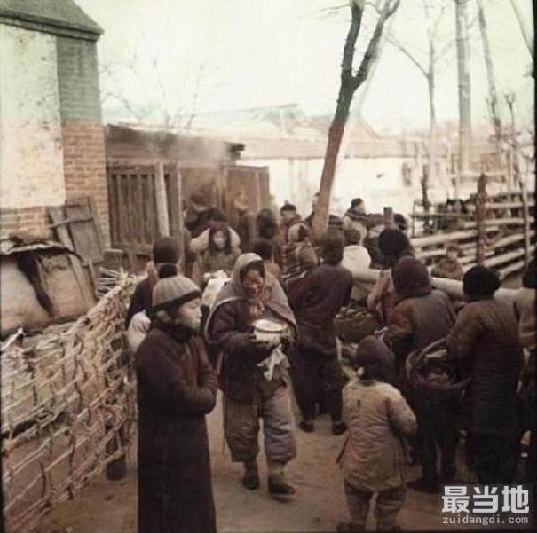 老照片：北京广济寺向穷苦百姓施粥活动（约1940年）-6.jpg