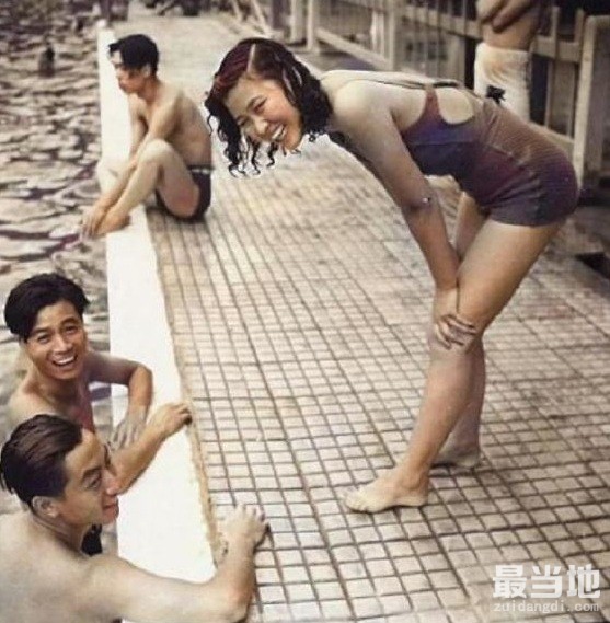 老照片：民国时期，在游泳池游泳的男女青年（约1940年）-5.jpg