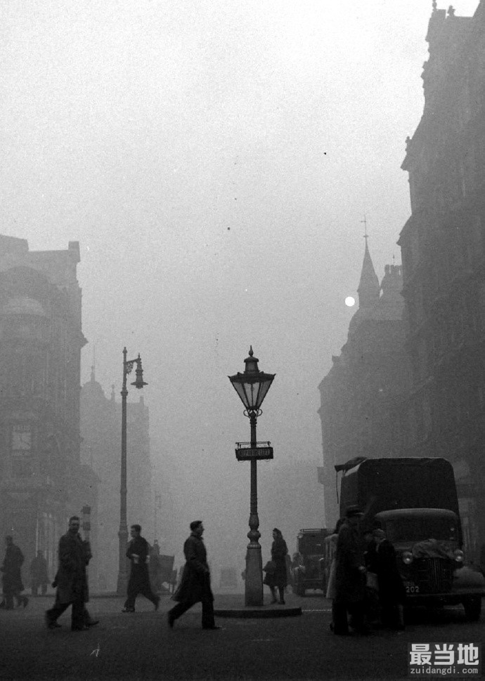 老照片：1947年，大雾弥漫中的英国首都伦敦-1.jpg