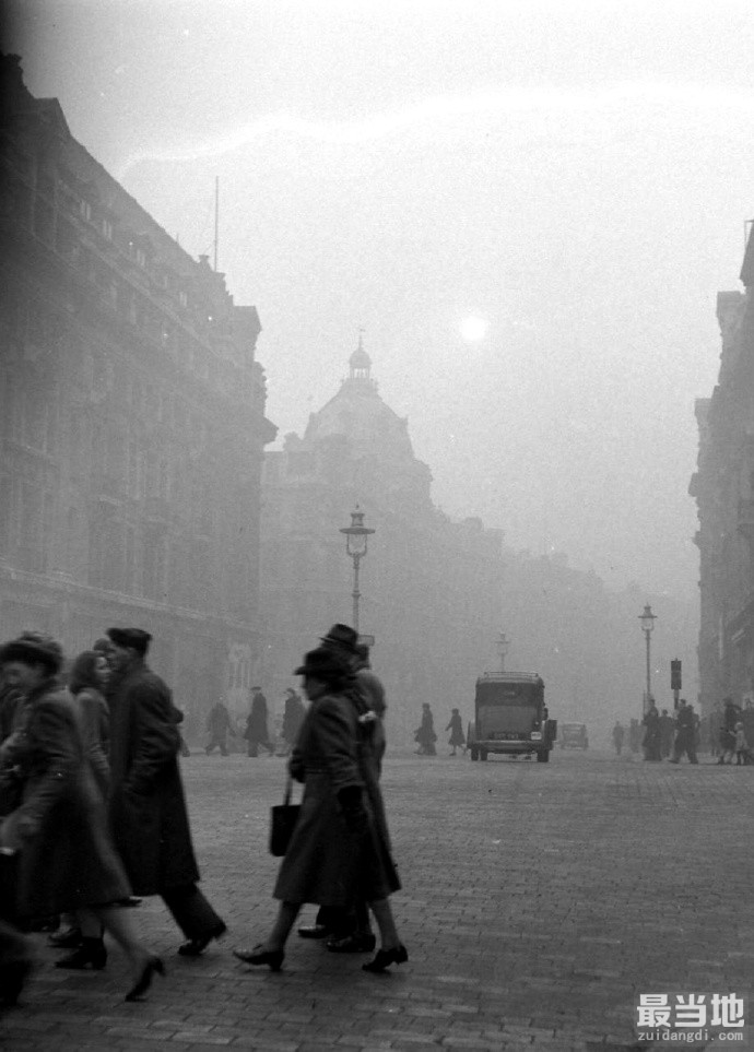 老照片：1947年，大雾弥漫中的英国首都伦敦-6.jpg