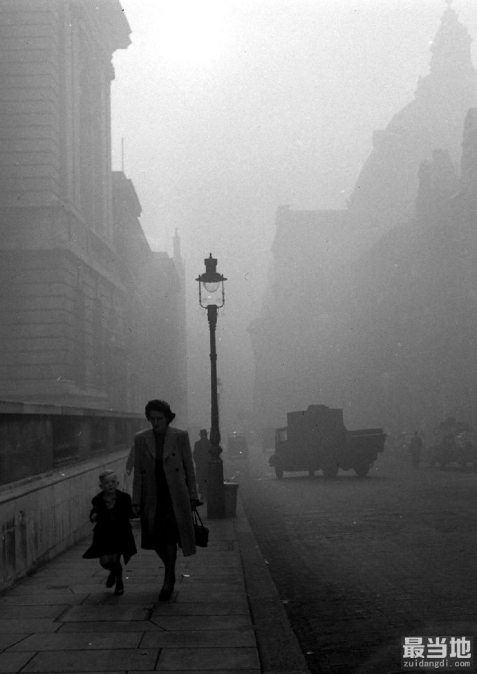 老照片：1947年，大雾弥漫中的英国首都伦敦-9.jpg