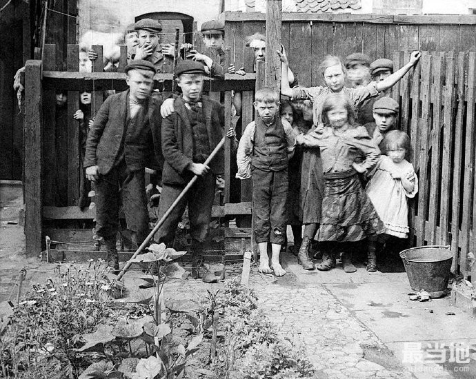 老照片：1913年流落伦敦街头的孤儿-1.jpg