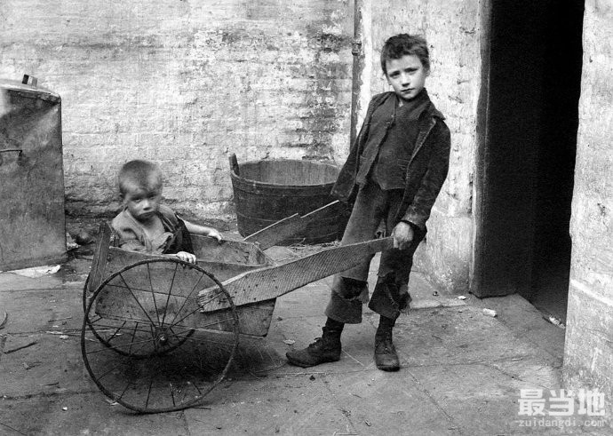 老照片：1913年流落伦敦街头的孤儿-2.jpg