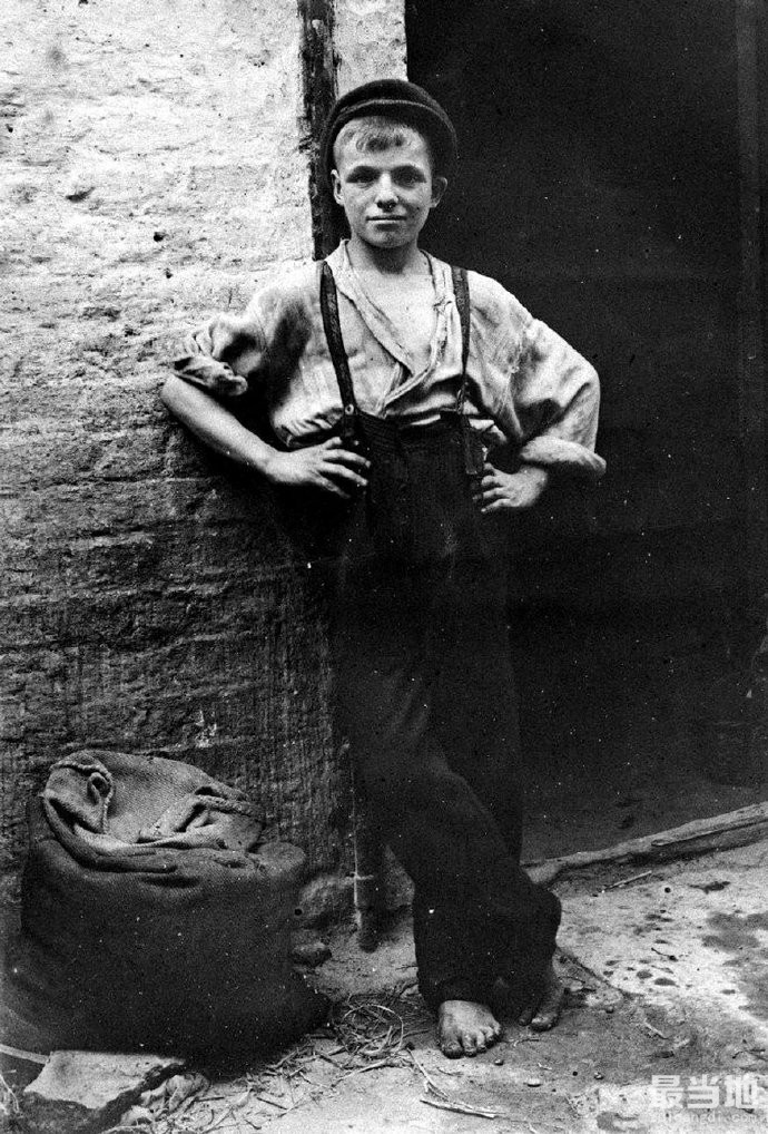 老照片：1913年流落伦敦街头的孤儿-7.jpg