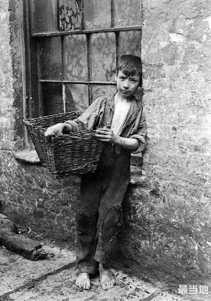 老照片：1913年流落伦敦街头的孤儿-9.jpg