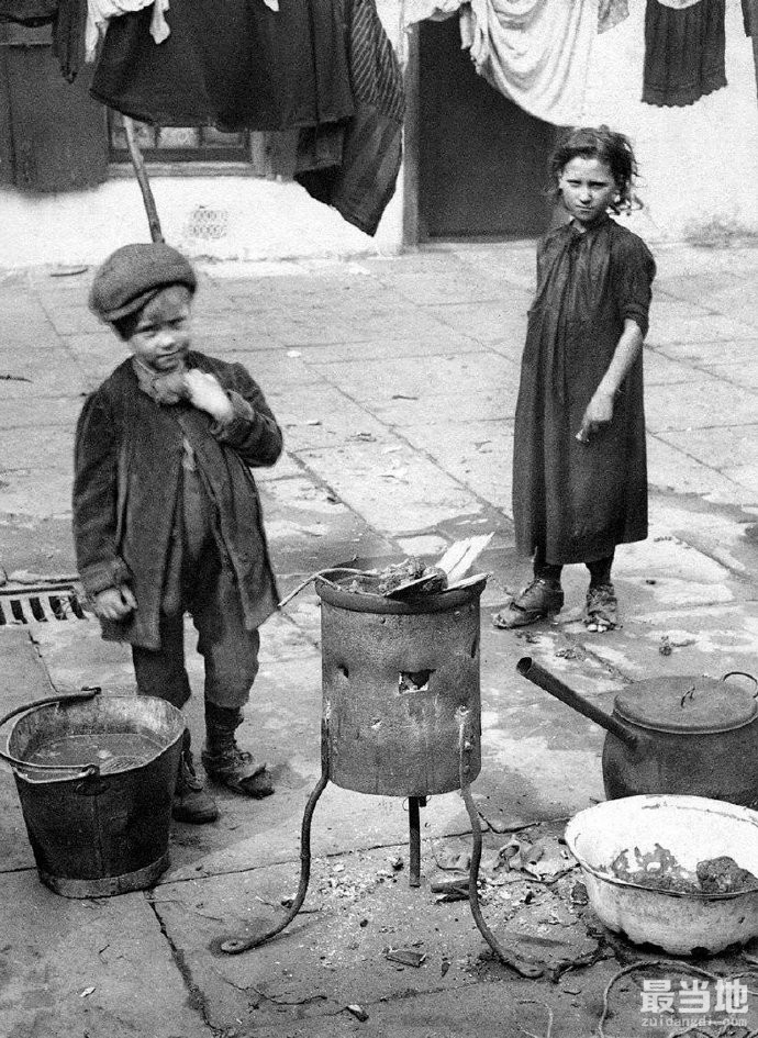 老照片：1913年流落伦敦街头的孤儿-5.jpg