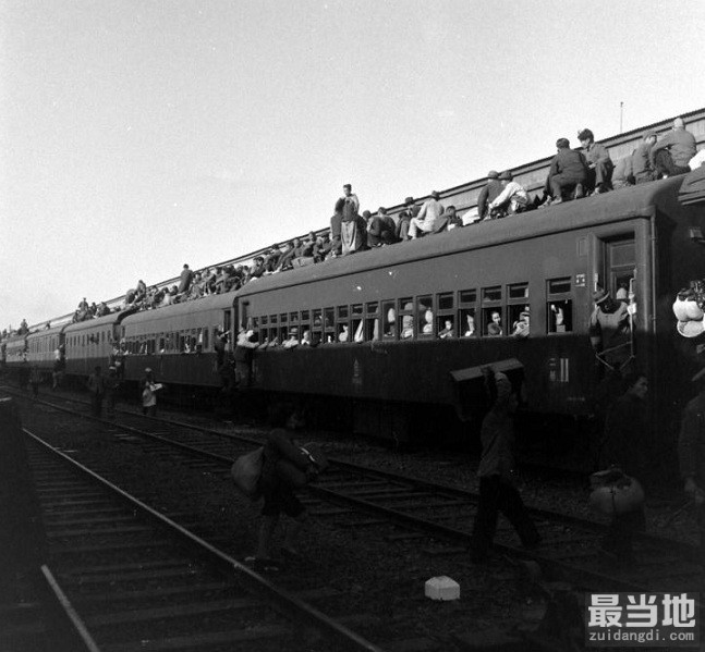 老照片：1949年解放前夕的上海市，大批避难者离开上海-4.jpg