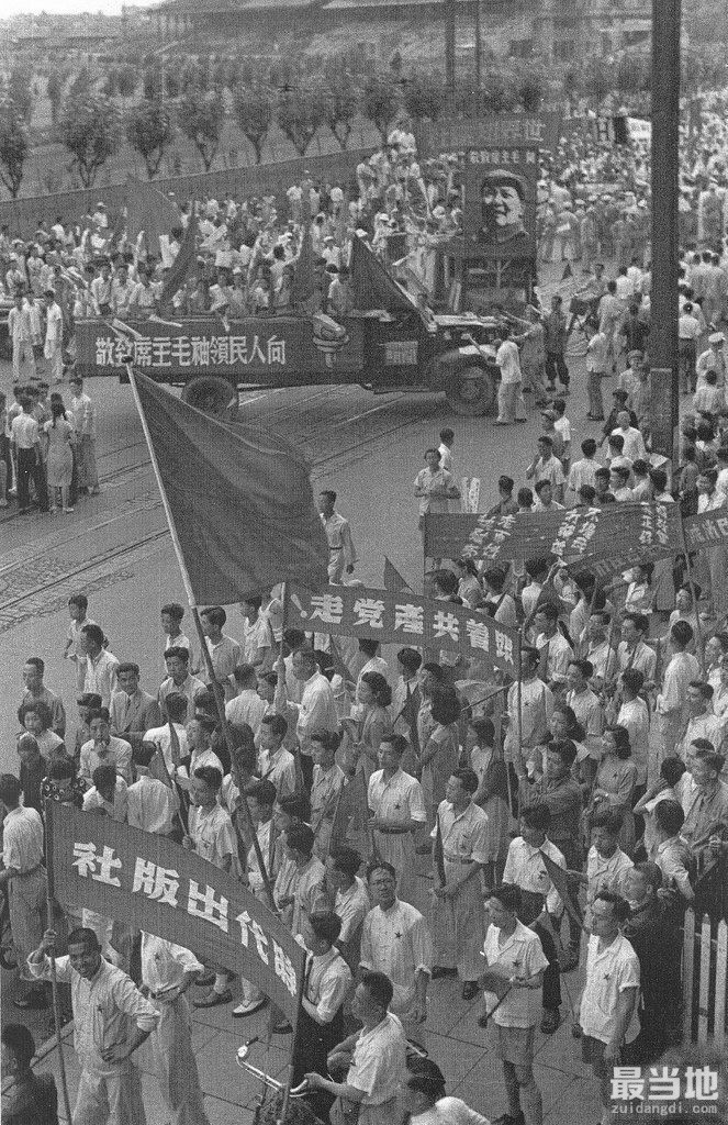 老照片：1949年解放前夕的上海市，大批避难者离开上海-10.jpg