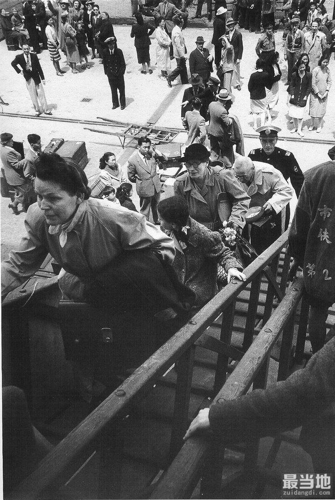 老照片：1949年解放前夕的上海市，大批避难者离开上海-7.jpg