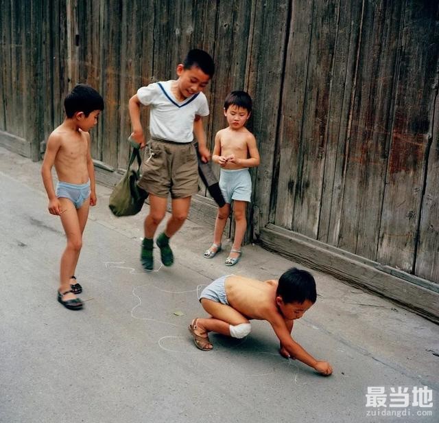 老照片：日本摄影师镜头下80年代的中国儿童-2.jpg