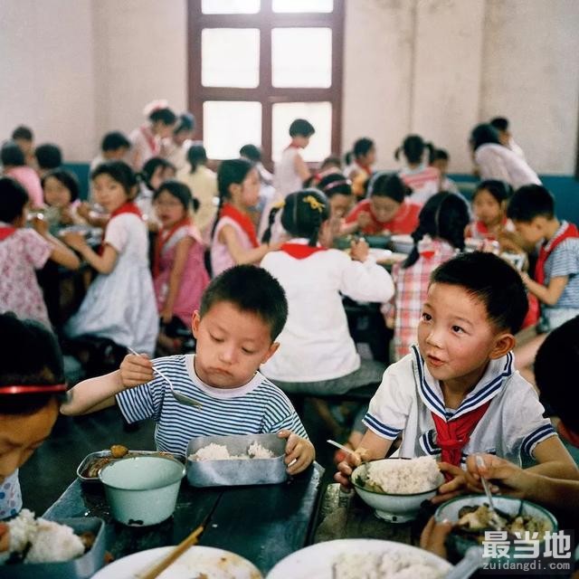 老照片：日本摄影师镜头下80年代的中国儿童-5.jpg