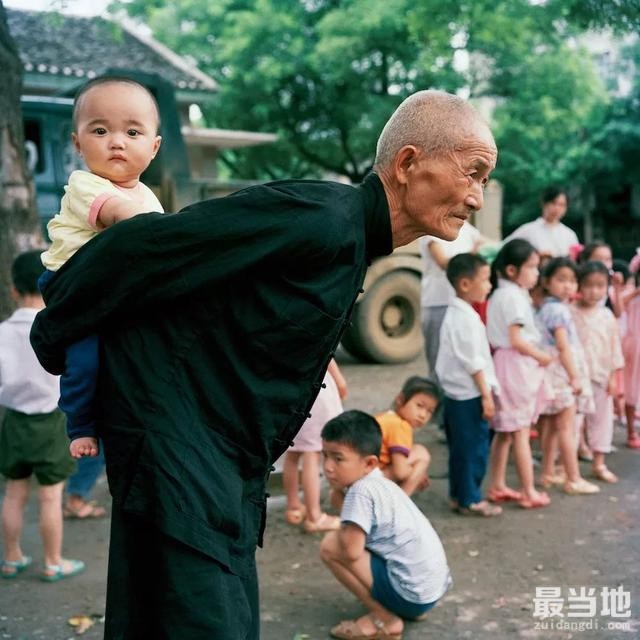 老照片：日本摄影师镜头下80年代的中国儿童-13.jpg