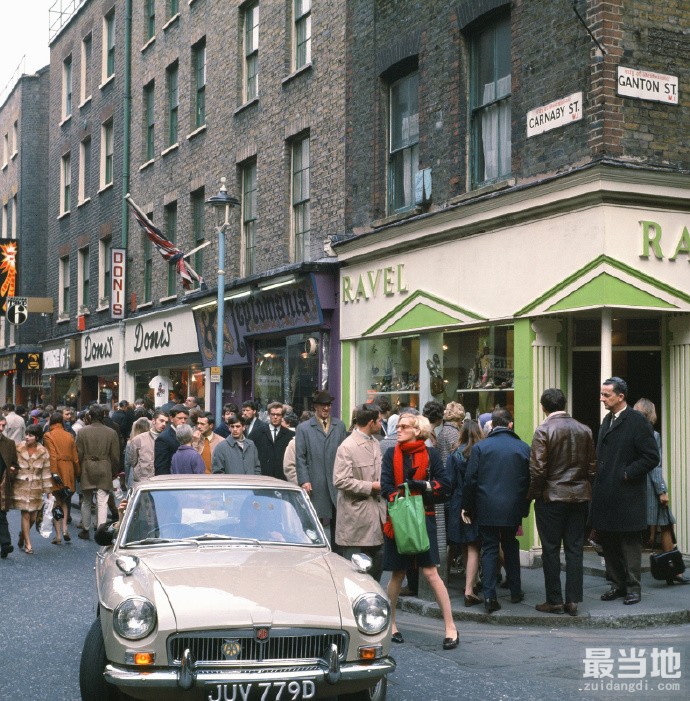 老照片：1968年的英国伦敦，繁华热闹的卡纳比街景-2.jpg