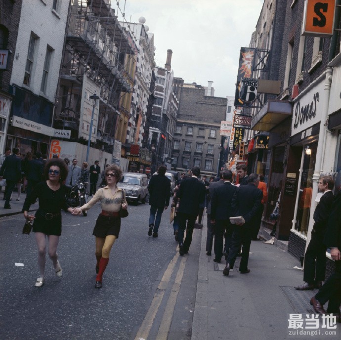 老照片：1968年的英国伦敦，繁华热闹的卡纳比街景-6.jpg