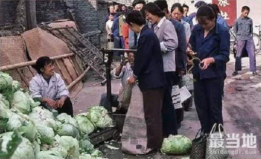 内蒙古首府呼和浩特市老照片，1983年外国游客所见-1.jpg