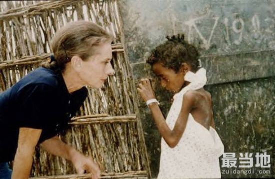 老照片：奥黛丽·赫本的晚年，把慈爱献给了贫困地区的儿童-3.jpg
