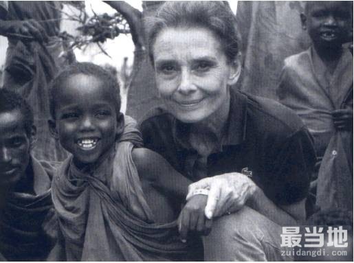 老照片：奥黛丽·赫本的晚年，把慈爱献给了贫困地区的儿童-2.jpg